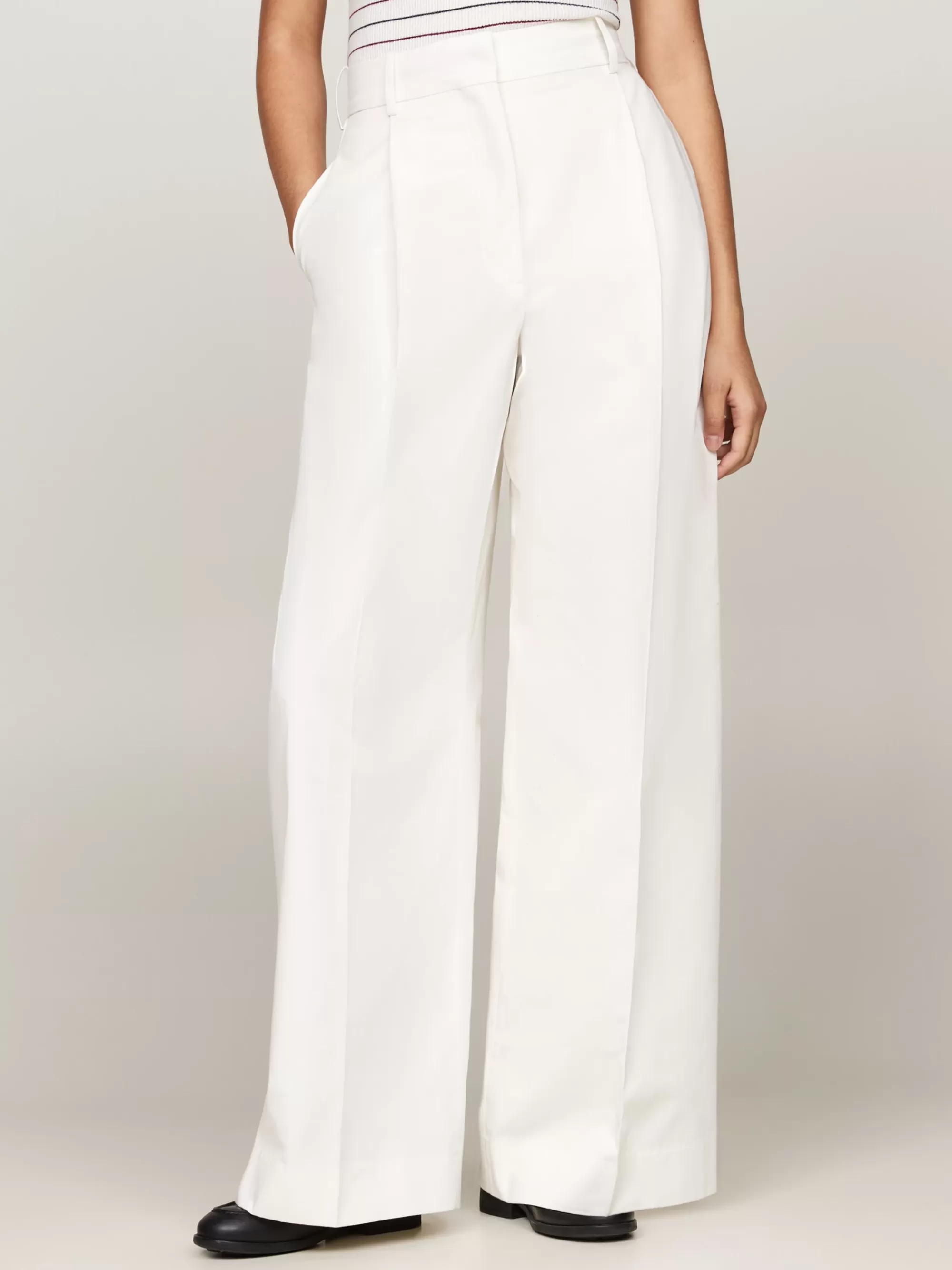 Broeken*Tommy Hilfiger Chino Met Wijde Fit, Persvouwen En Embleem IVORY