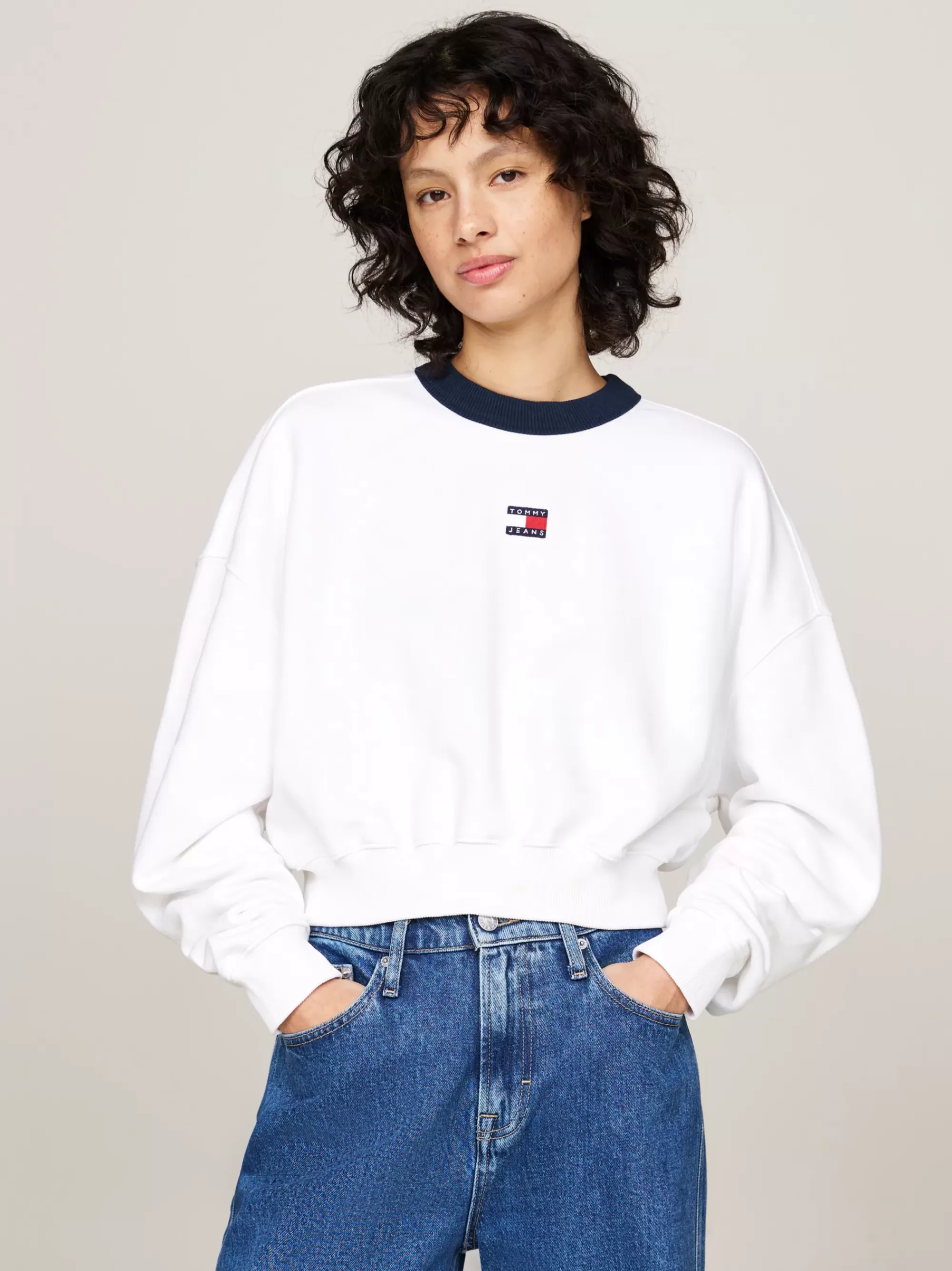 Sweatshirts & Hoodies*Tommy Hilfiger Cropped Relaxed Fit Sweatshirt Met Badge WHITE