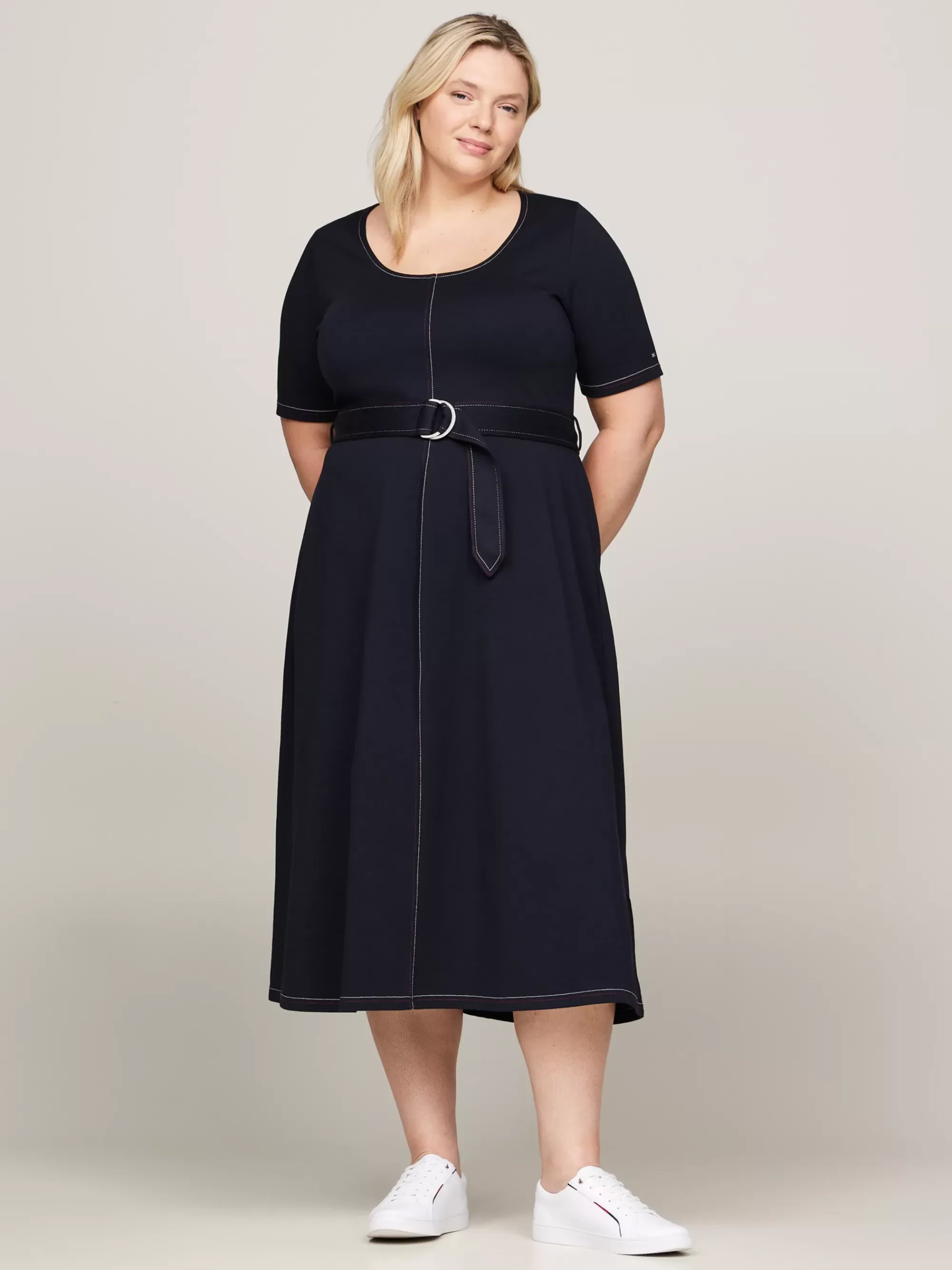 Curve Mode & Inclusieve Maten | Jurken*Tommy Hilfiger Curve Midi-jurk Met Diepe Hals En Tailleriem DESERT SKY