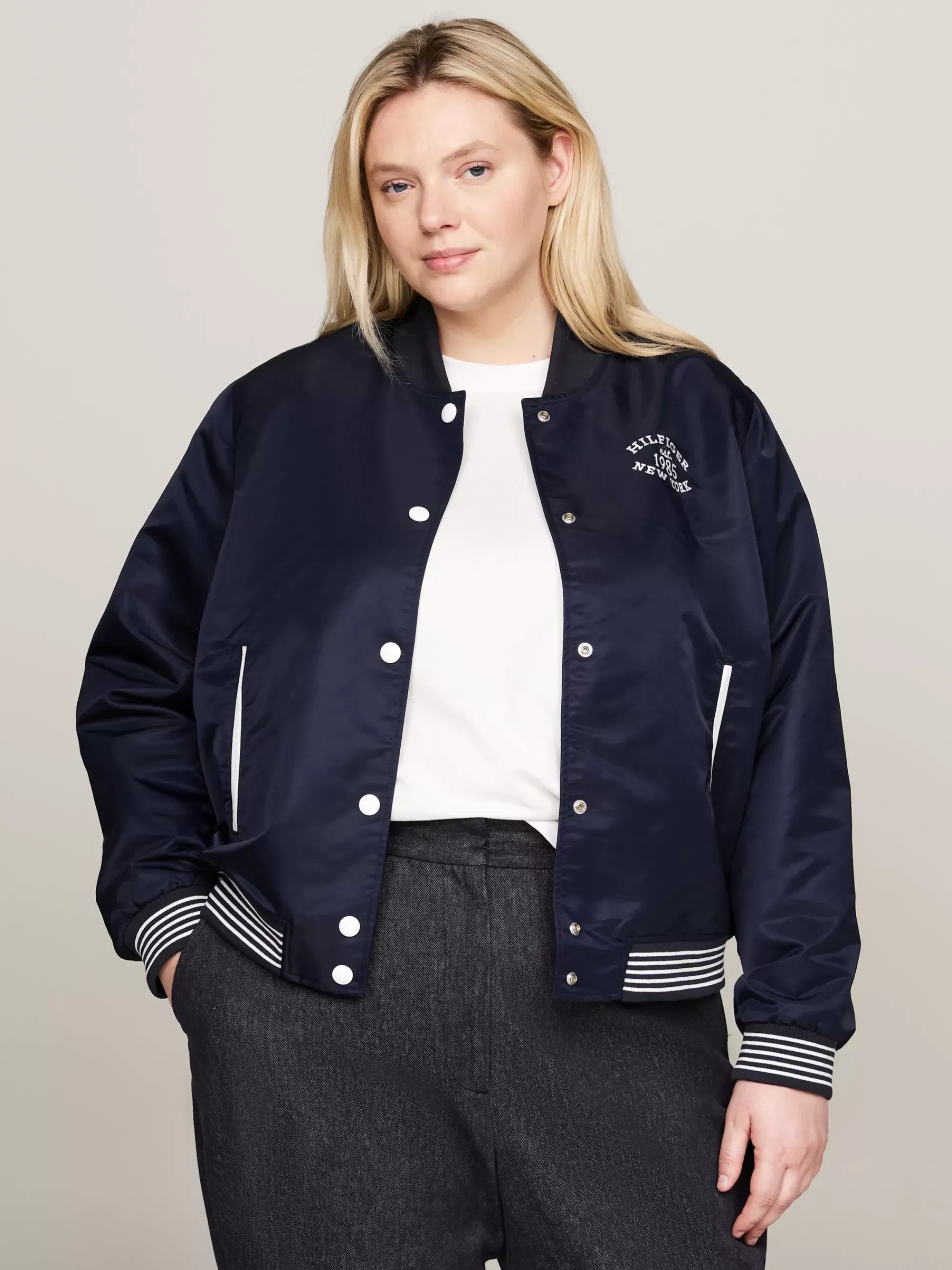 Curve Mode & Inclusieve Maten | Jassen & Jacks*Tommy Hilfiger Curve Varsity Waterafstotend Bomberjack DESERT SKY