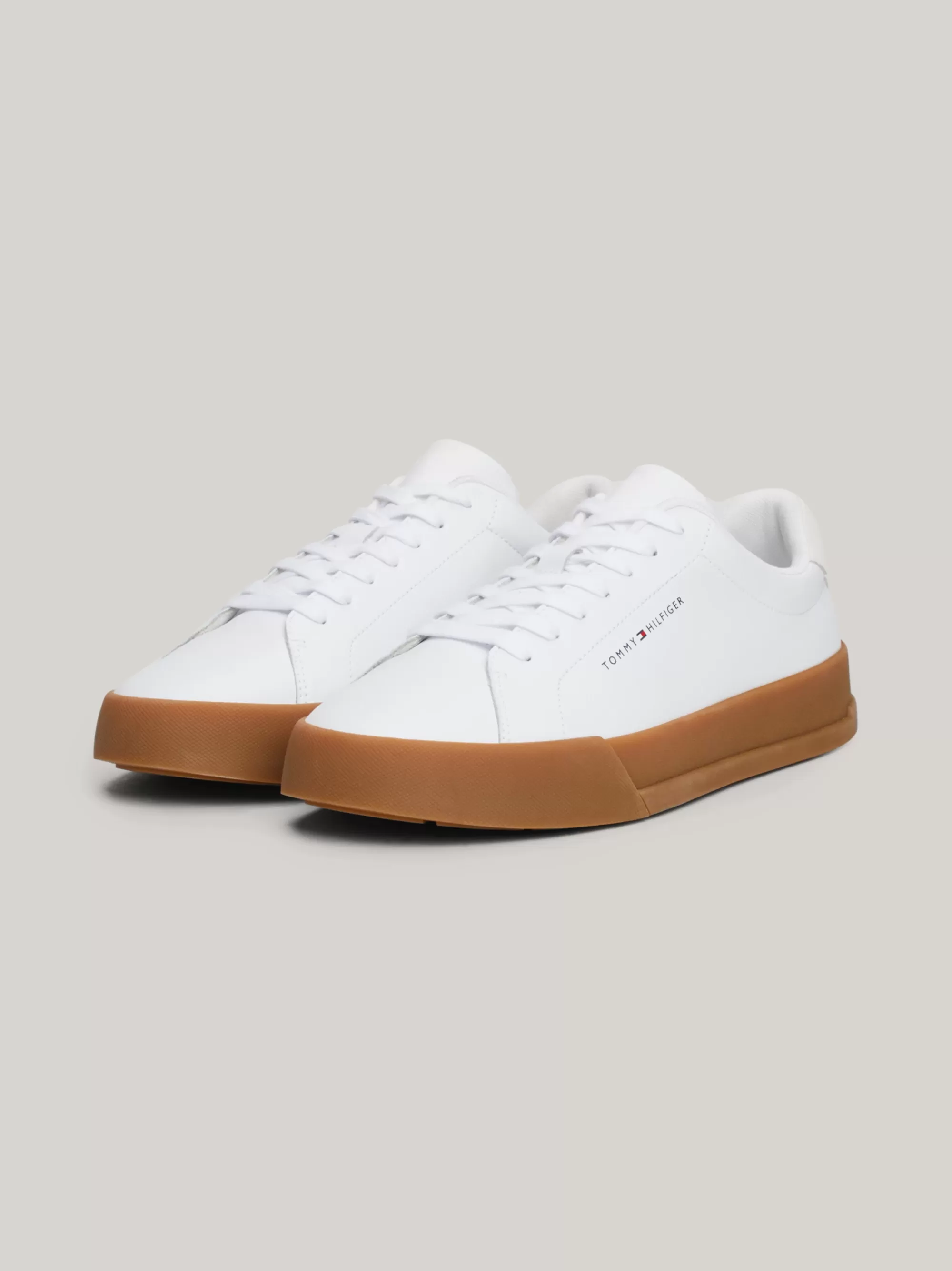White Trainers | Sneakers*Tommy Hilfiger Essential Court Sneaker Van Gegranuleerd Leer WHITE/GUM