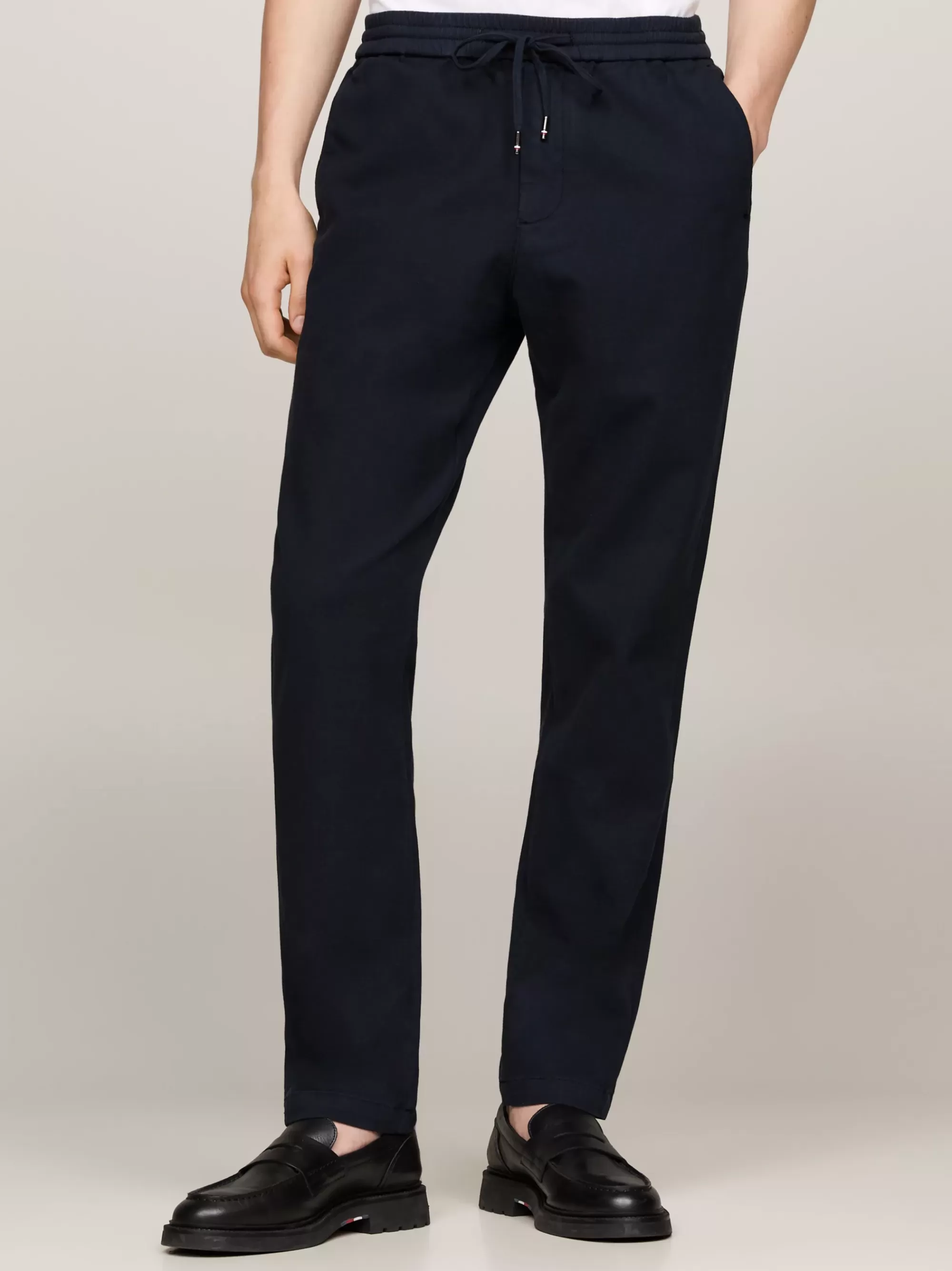 Broeken*Tommy Hilfiger Garment Dyed Tapered Chino Met Trekkoord DESERT SKY