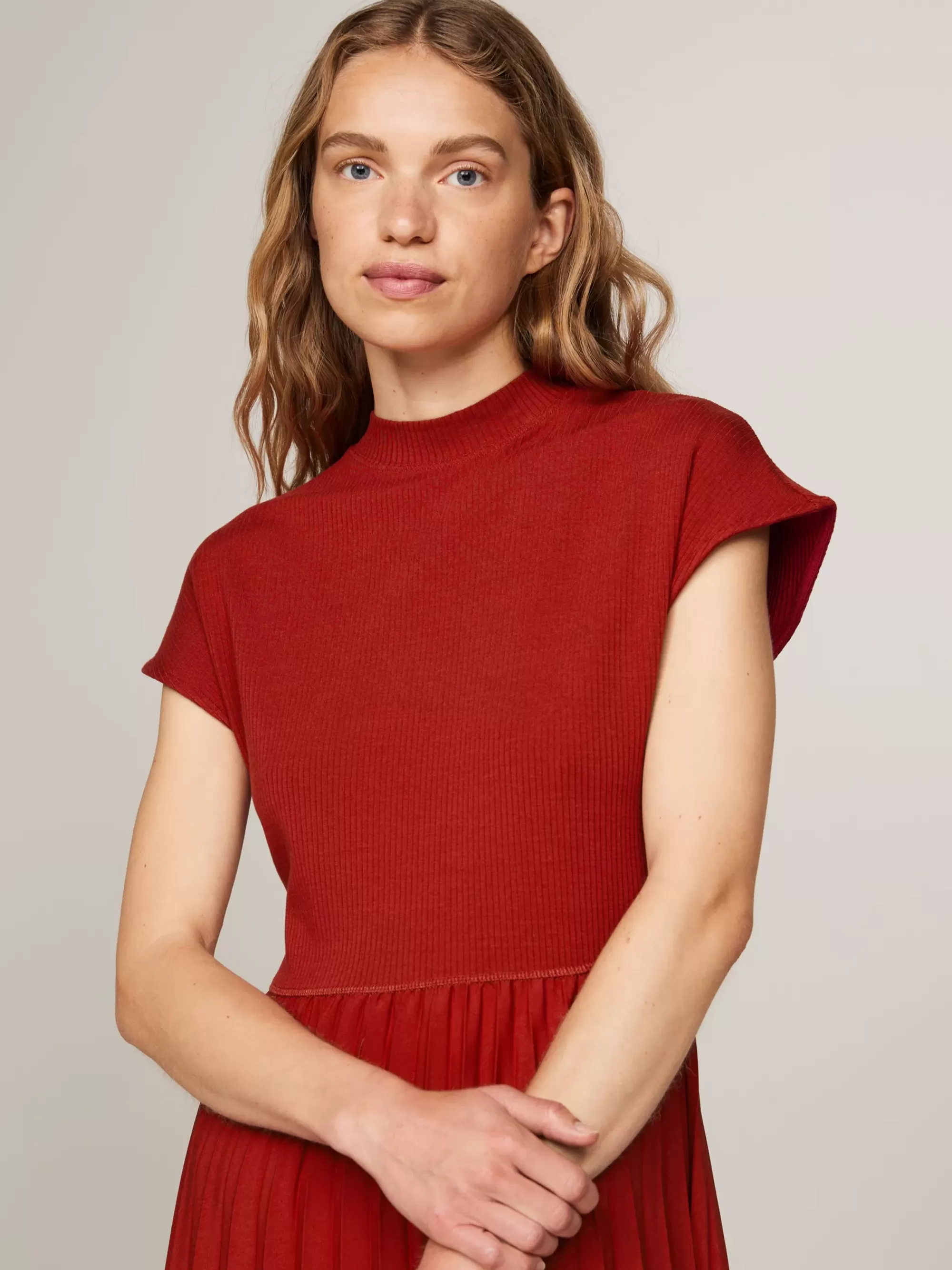 Jurken*Tommy Hilfiger Geplooide Midi-jurk Met Opstaande Hals DARK MAGMA