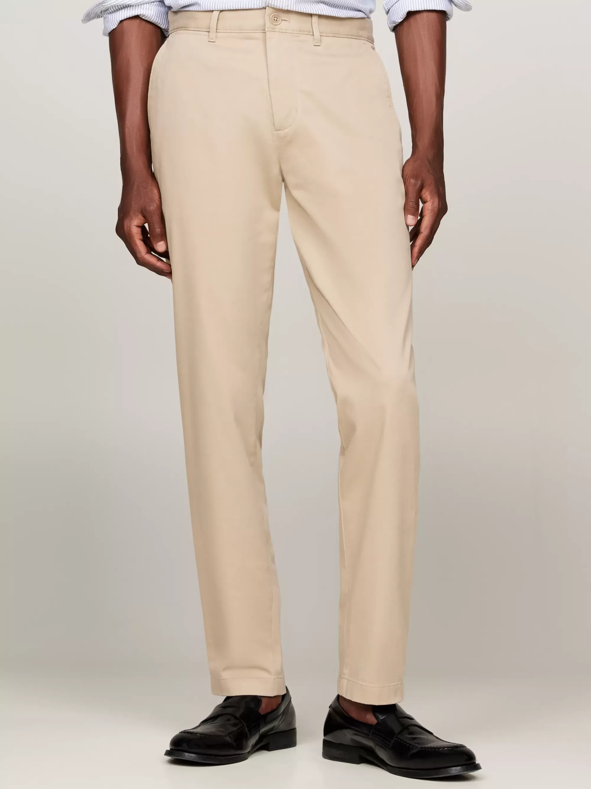 Broeken*Tommy Hilfiger Harlem Tapered Chino Van Stretchkatoen BATIQUE KHAKI