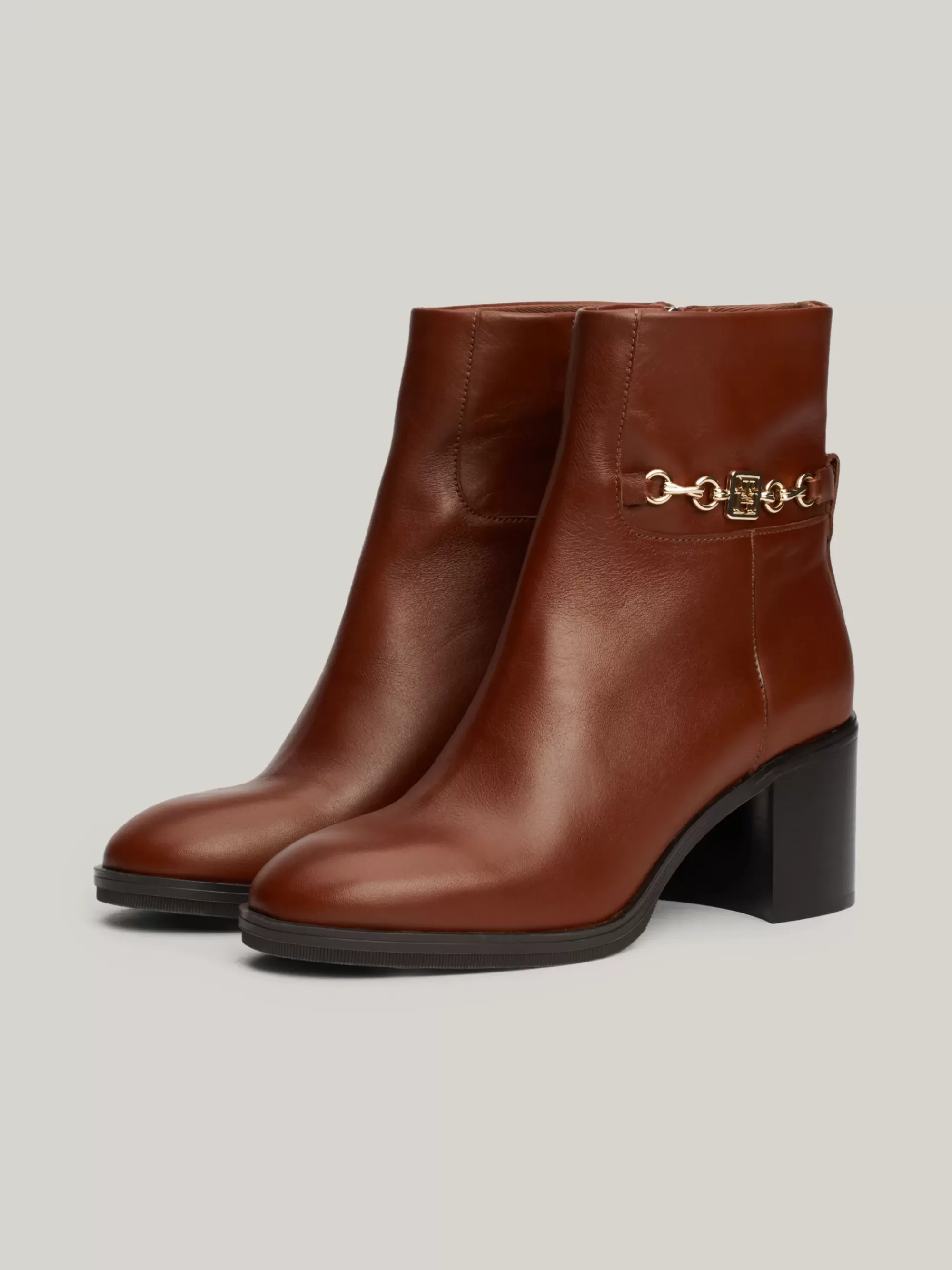 Laarzen & Enkellaarzen*Tommy Hilfiger Laars Van Leer Met Blokhak En Kettingdetail COGNAC BROWN