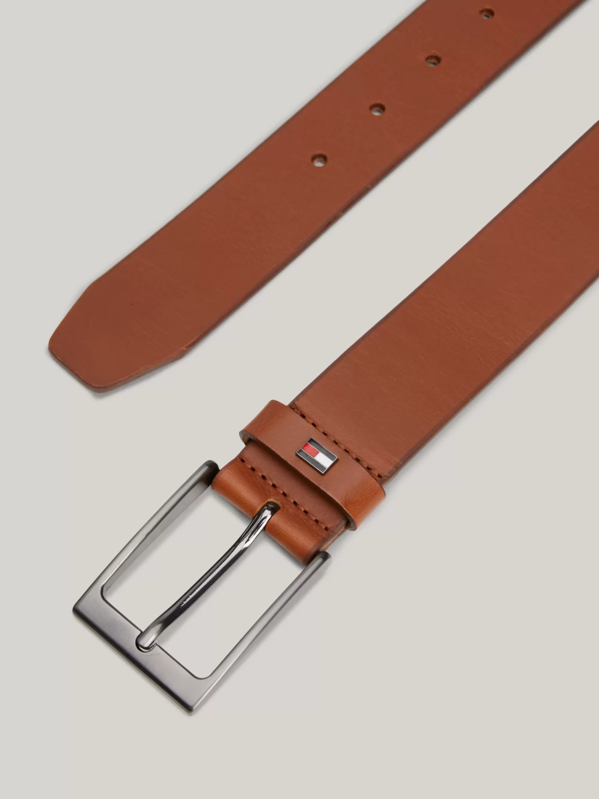Riemen*Tommy Hilfiger Layton Leren Riem Met Geëmailleerde Vlag COGNAC
