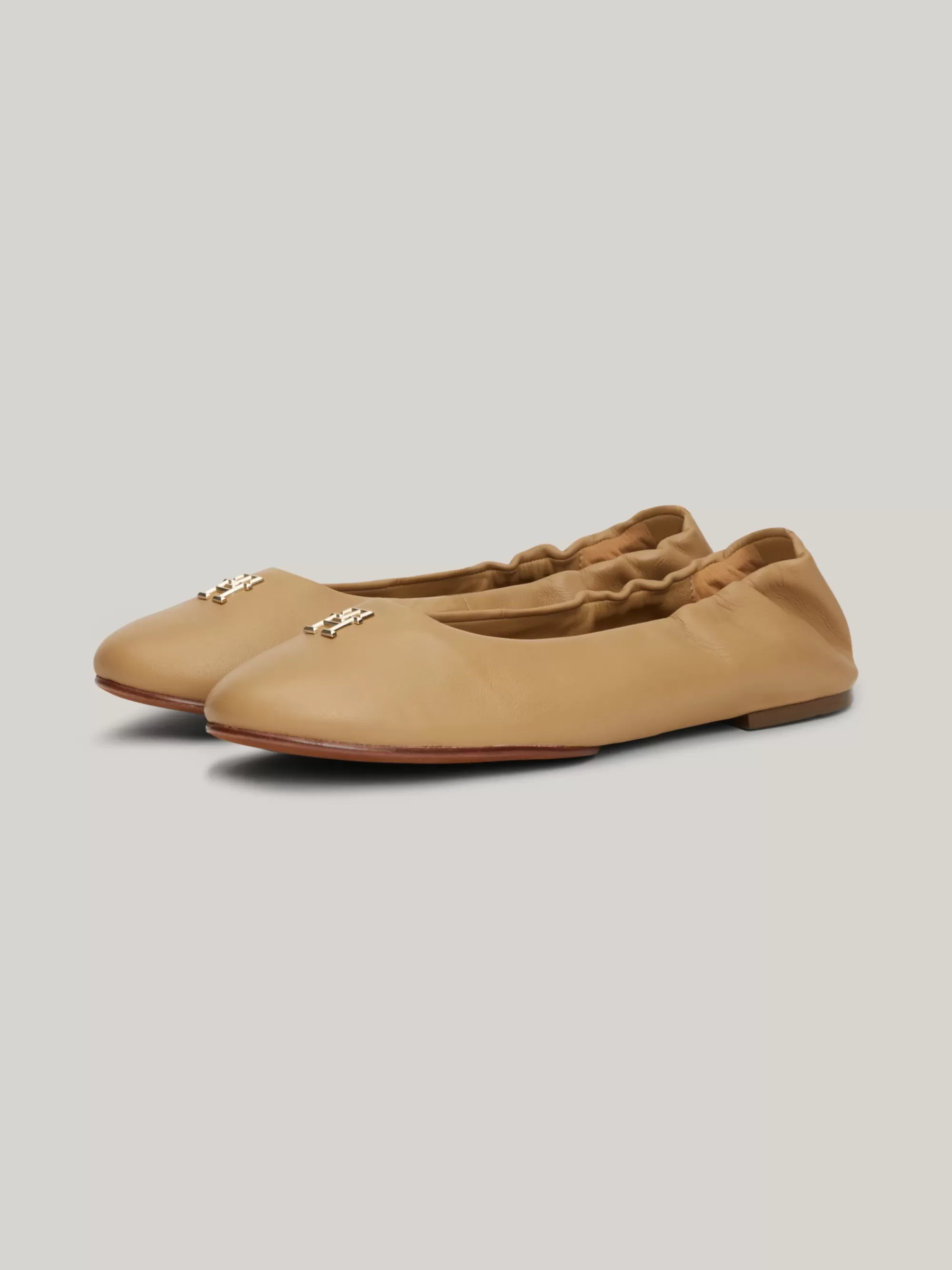 Ballerina's | Platte Schoenen*Tommy Hilfiger Leren Ballerina Met Metalen TH-monogram CLASSIC KHAKI