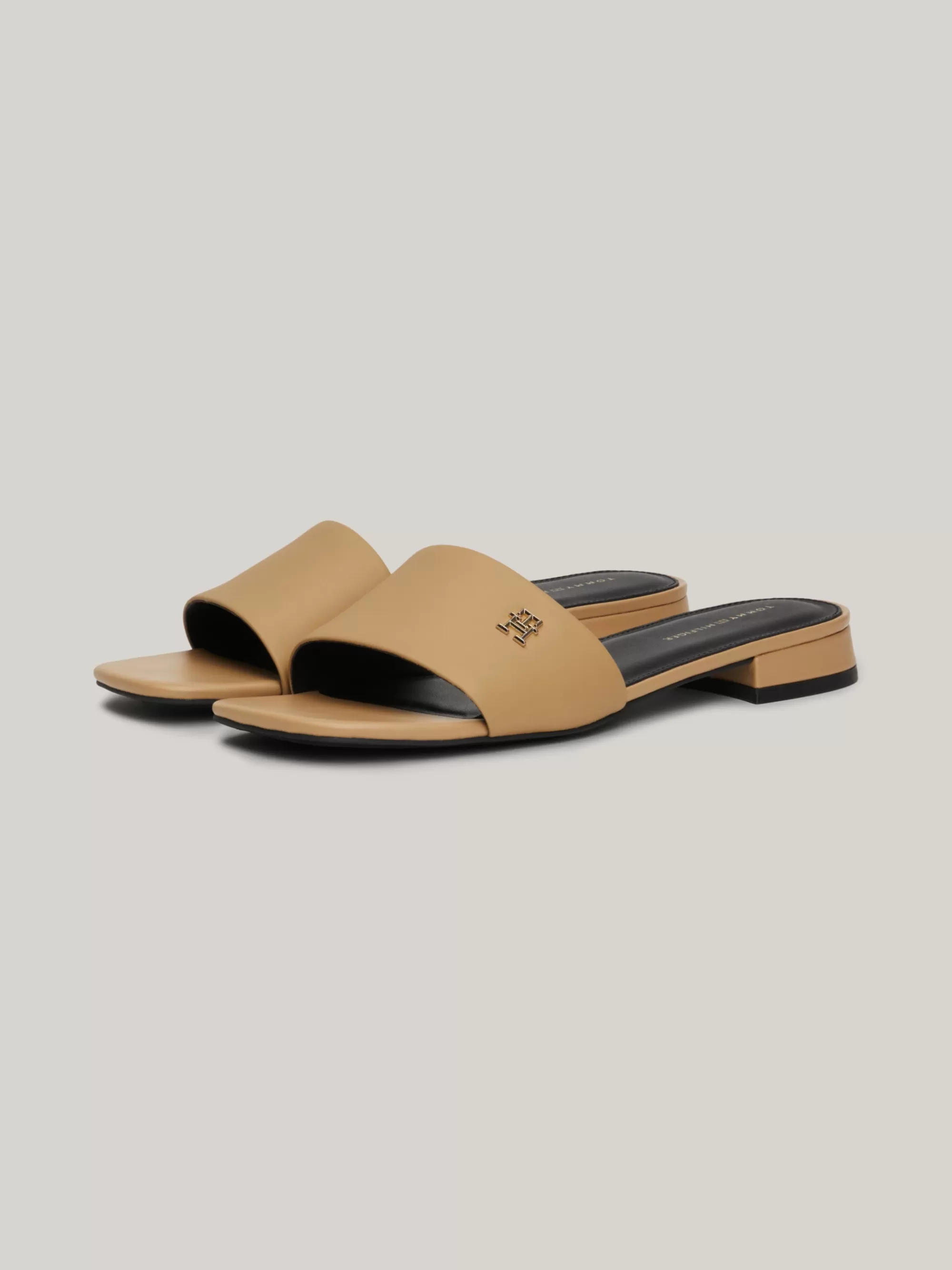 Sandalen*Tommy Hilfiger Leren Muiltje Met Metalen TH-monogram CLASSIC KHAKI