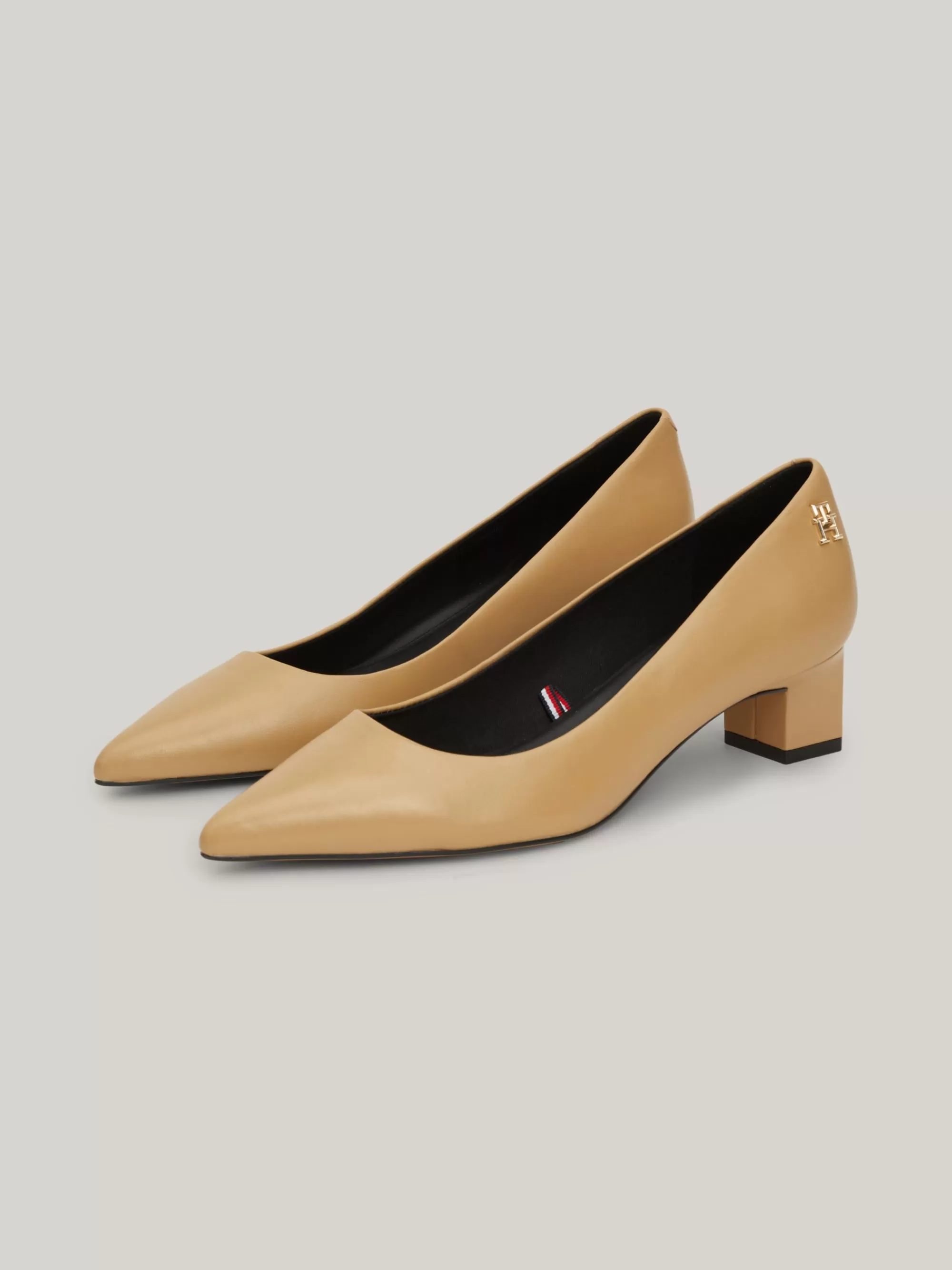 Pumps*Tommy Hilfiger Leren Pump Met Spitse Neus En TH-monogram CLASSIC KHAKI