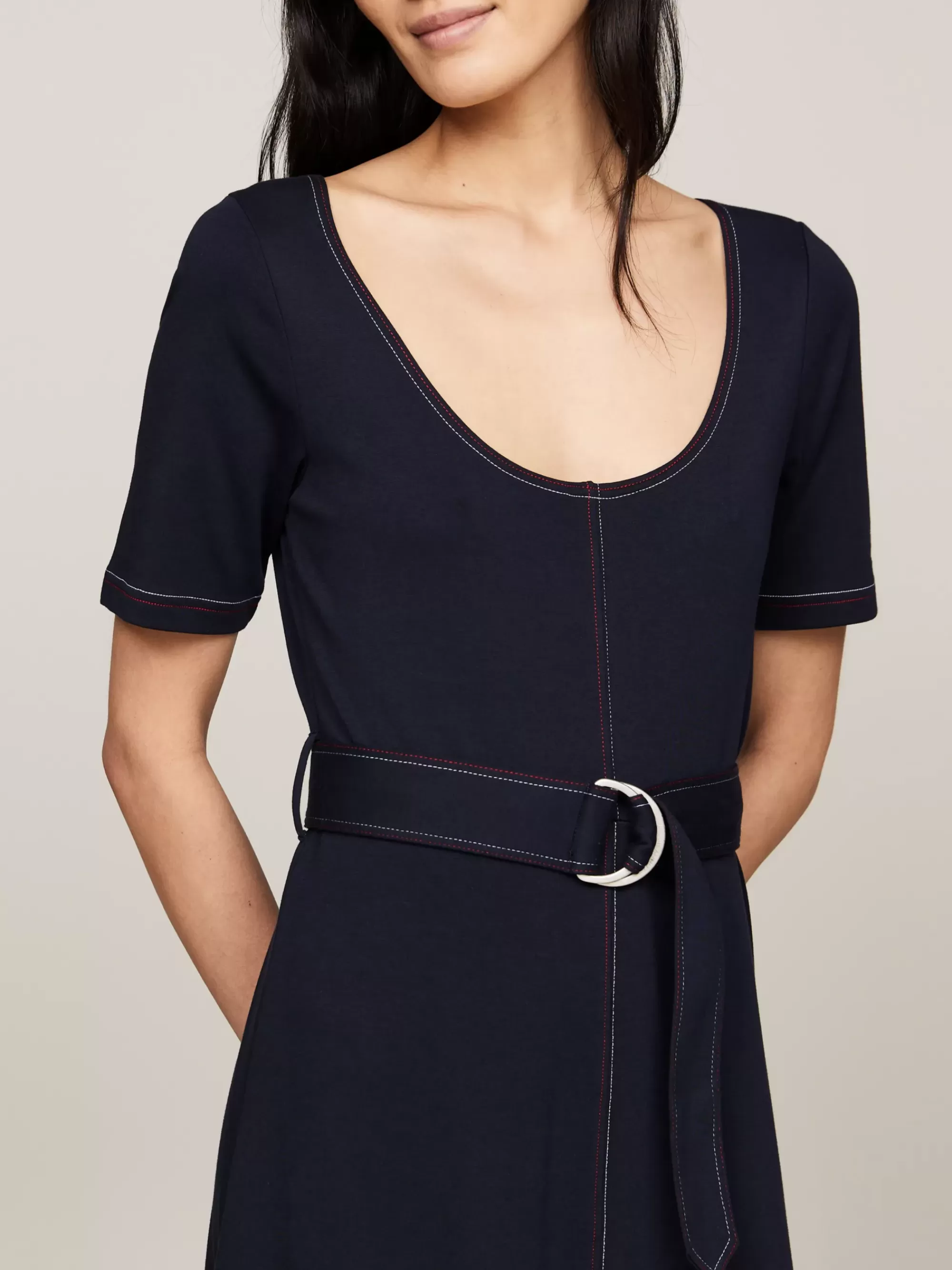 Jurken*Tommy Hilfiger Midi-jurk Met Lage Hals En Ceintuur DESERT SKY