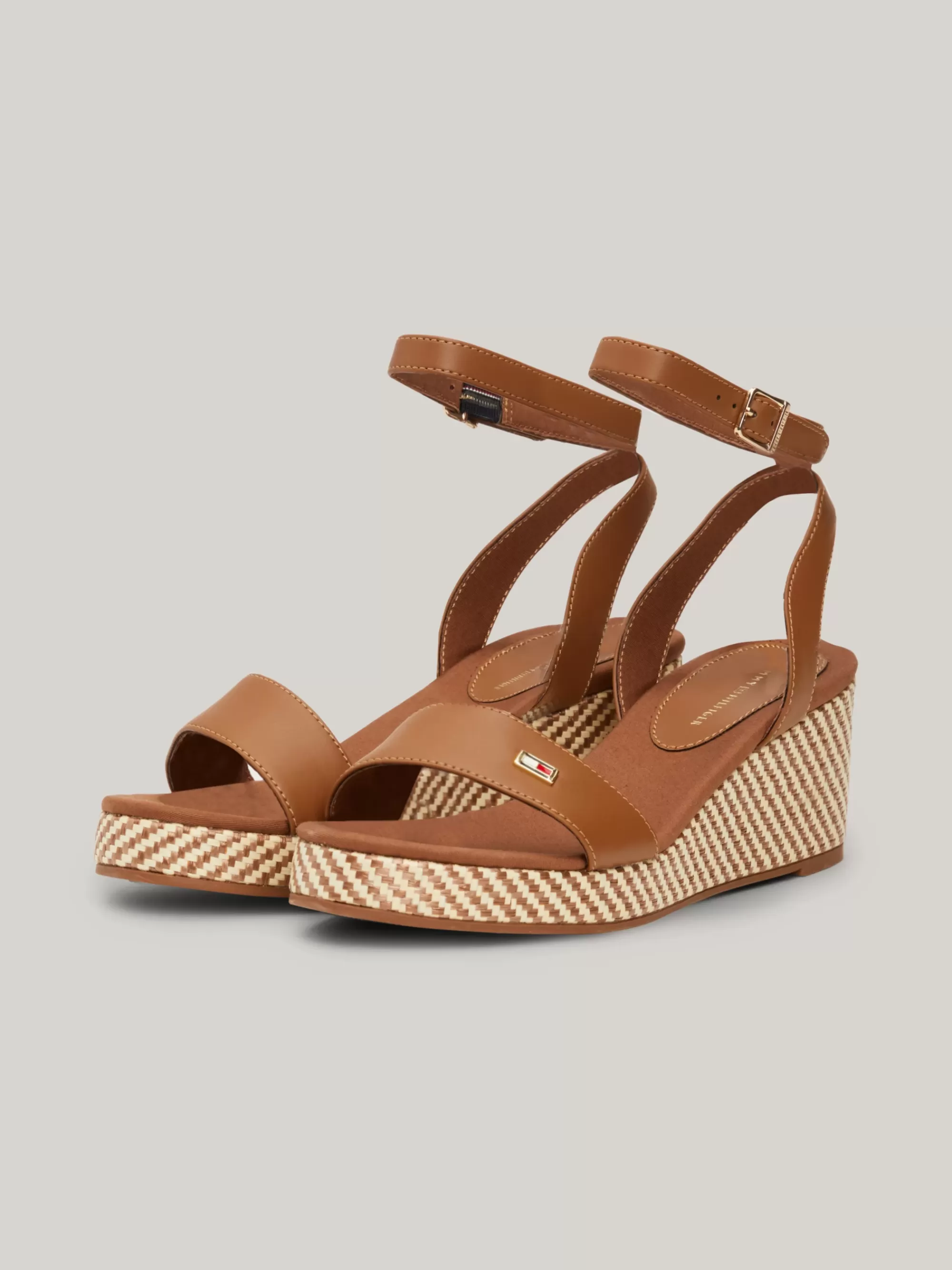 Sandalen*Tommy Hilfiger Sandaal Met Raffia Sleehak En Enkelbandje NATURAL COGNAC