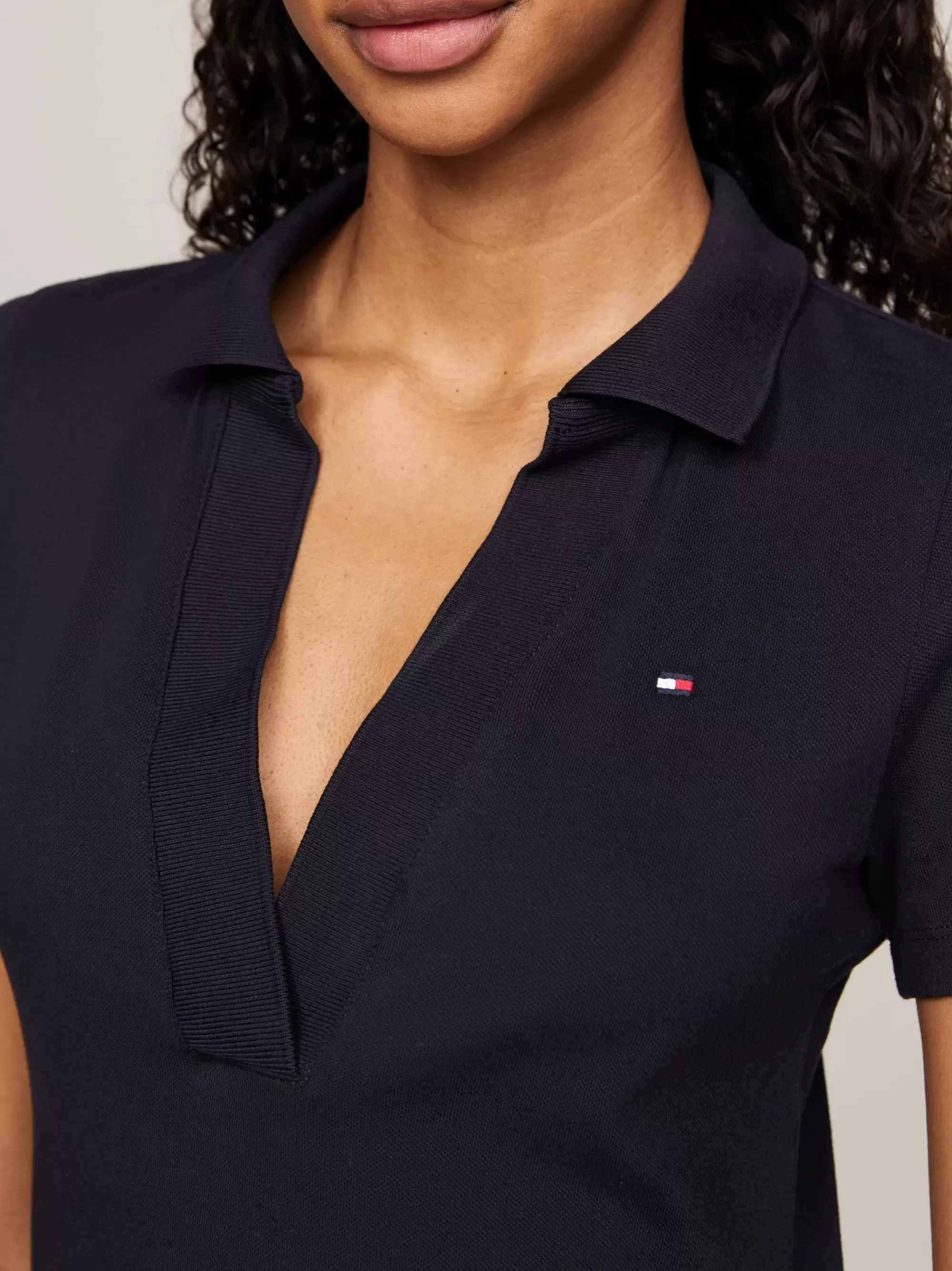 Jurken*Tommy Hilfiger Slim Polojurk Met Open V-hals DESERT SKY