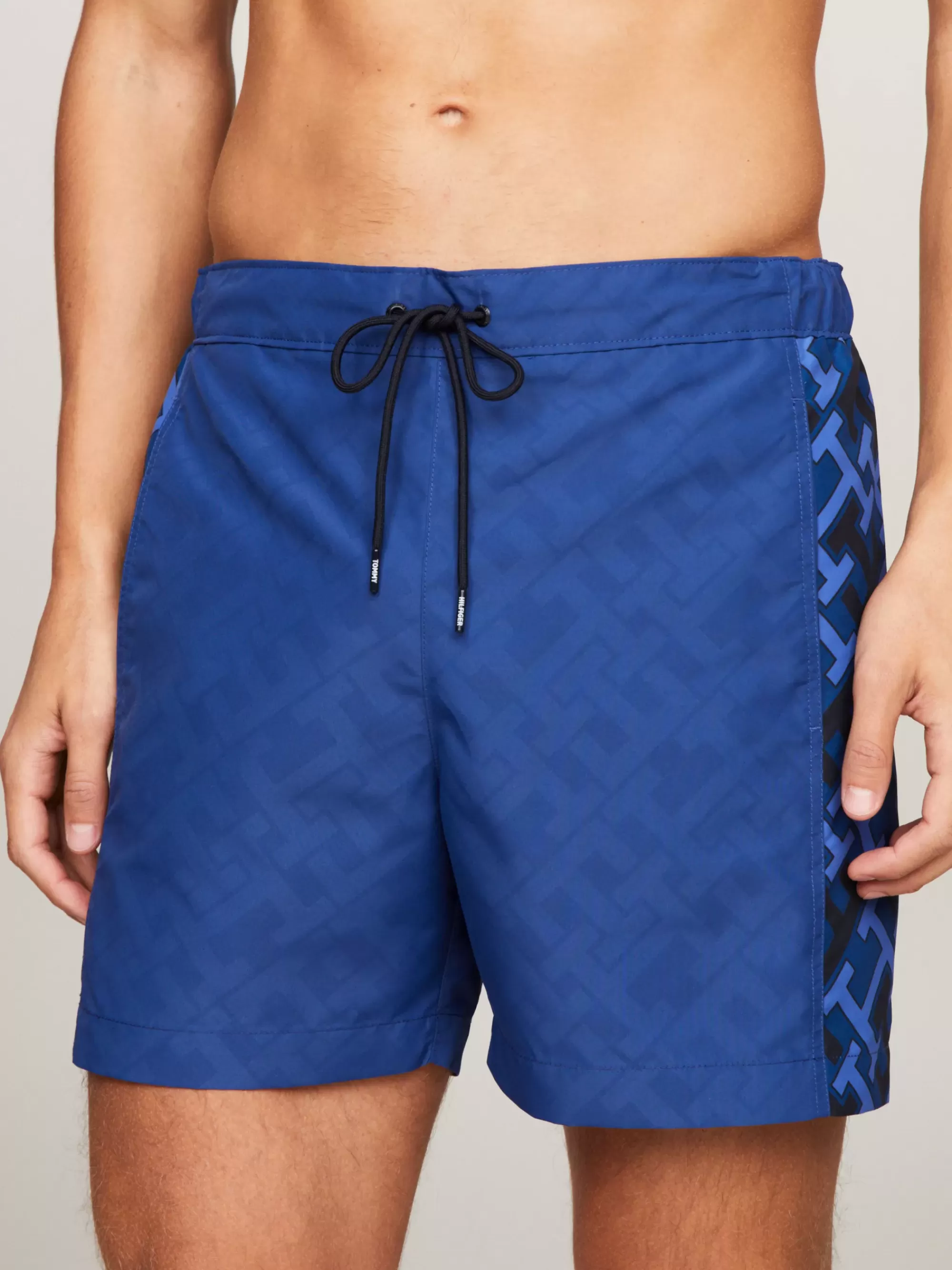 Zwemkleding*Tommy Hilfiger TH Monogram Medium Lange Zwemshort Met Print REACTIVE MONOGRAM DESERT SKY
