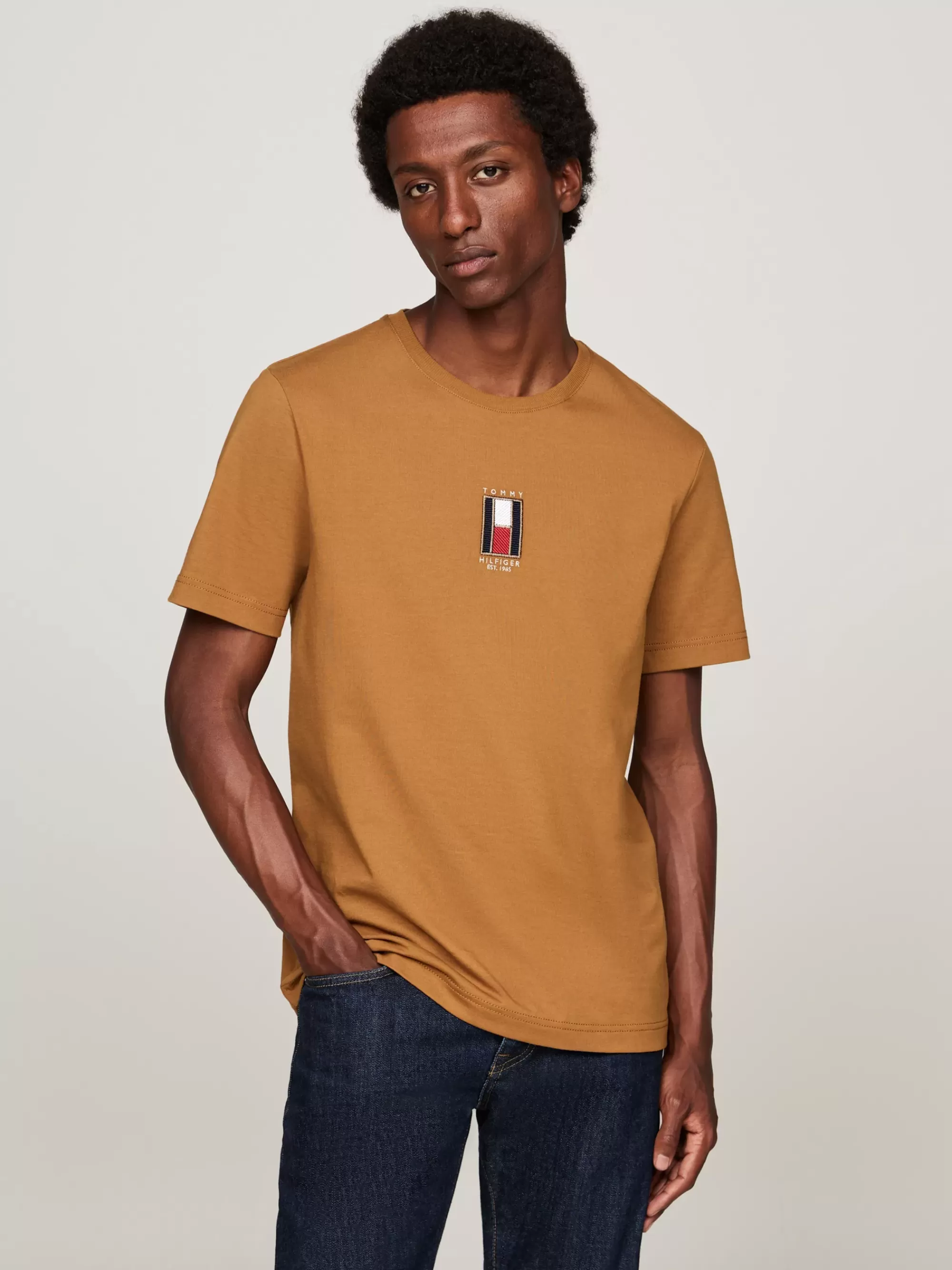 T-Shirts*Tommy Hilfiger T-shirt Met Geborduurde Verticale Vlag COUNTRY BROWN