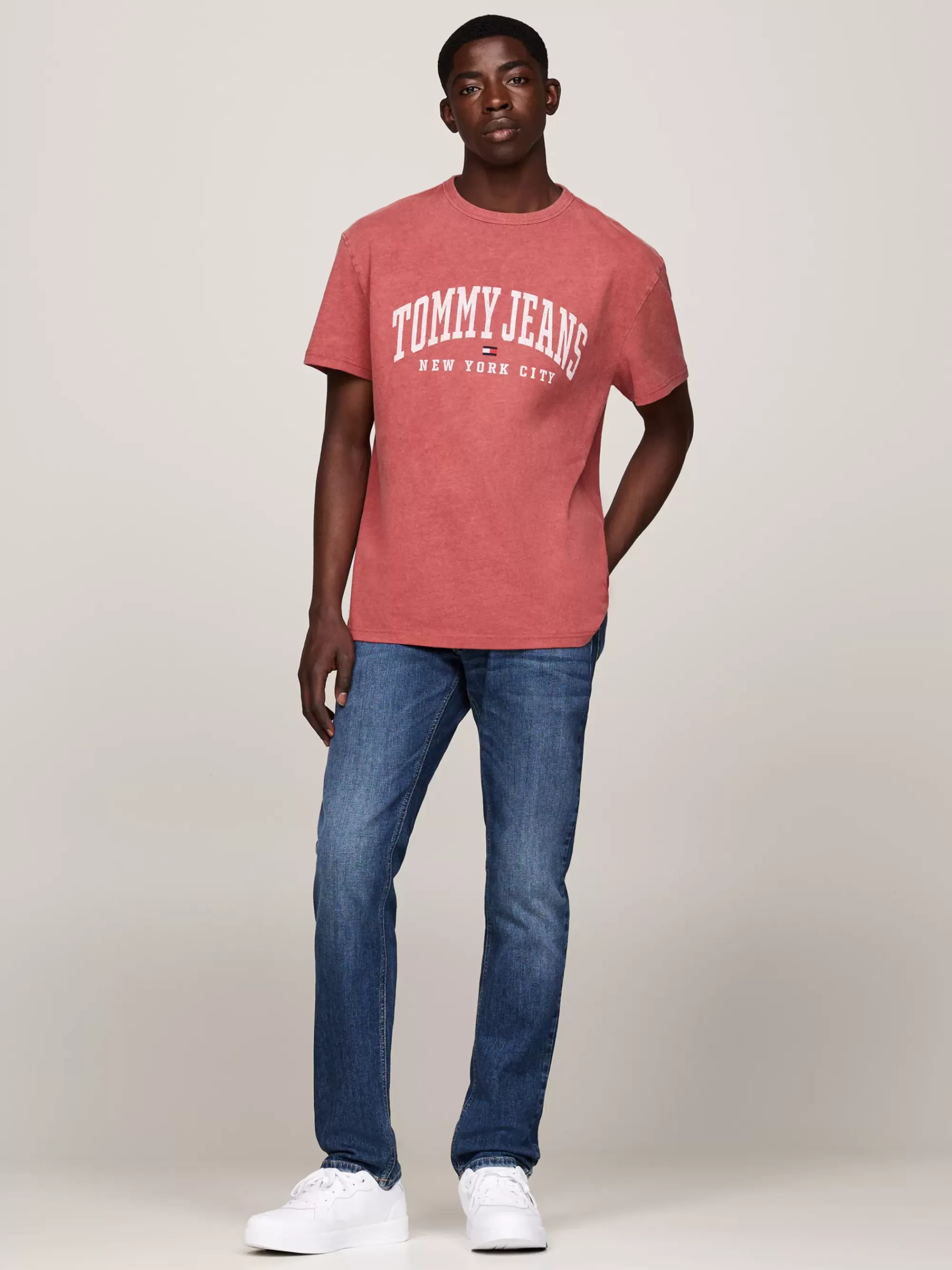 T-Shirts*Tommy Hilfiger T-shirt Met Gewassen Design En Varsity-logo REGATTA RED