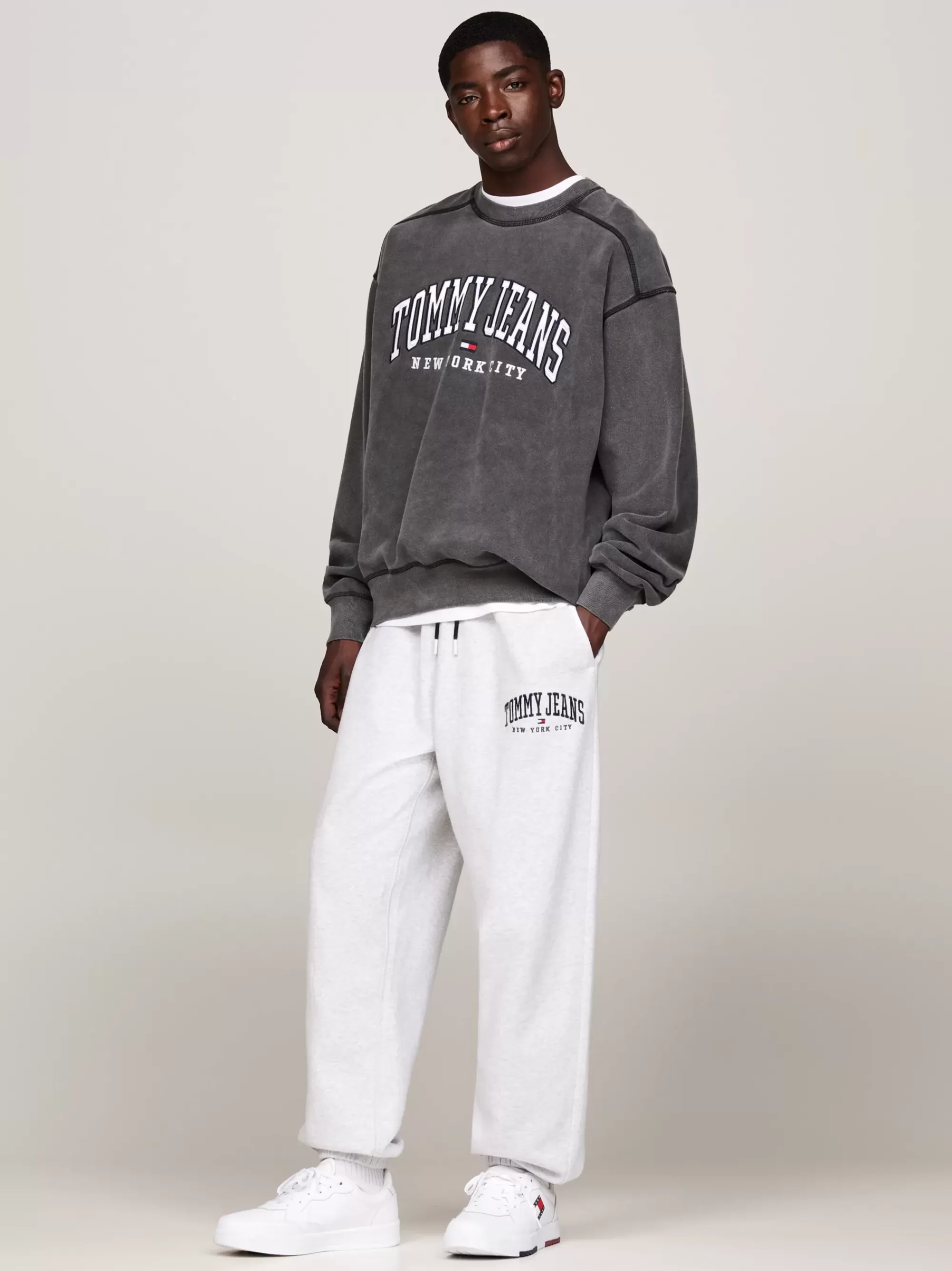 Sweatshirts & Hoodies*Tommy Hilfiger Varsity Relaxed Trui Met Gewassen Finish BLACK