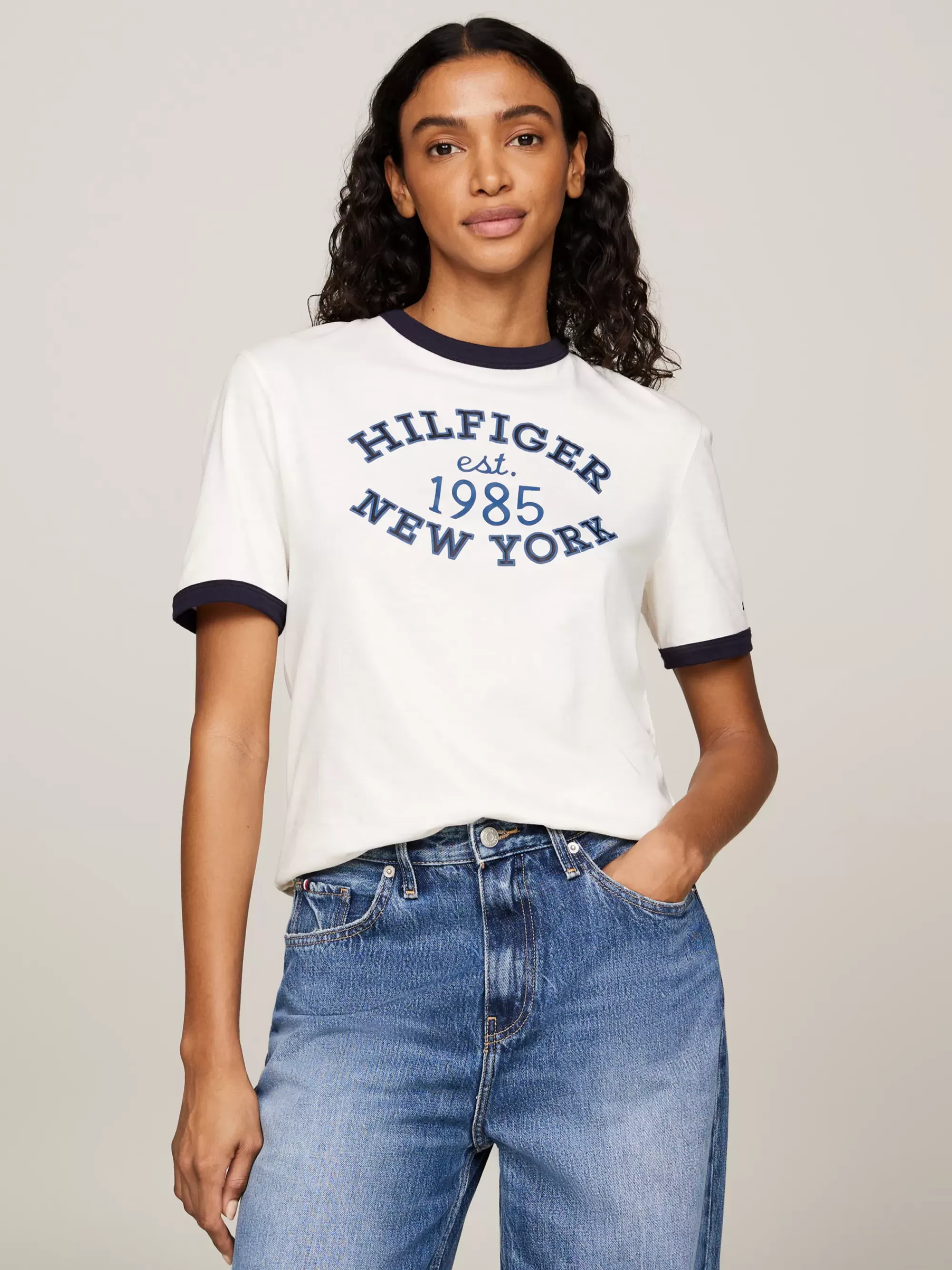T-Shirts*Tommy Hilfiger Varsity T-shirt Met Logo En Contrastrand ANCIENT WHITE