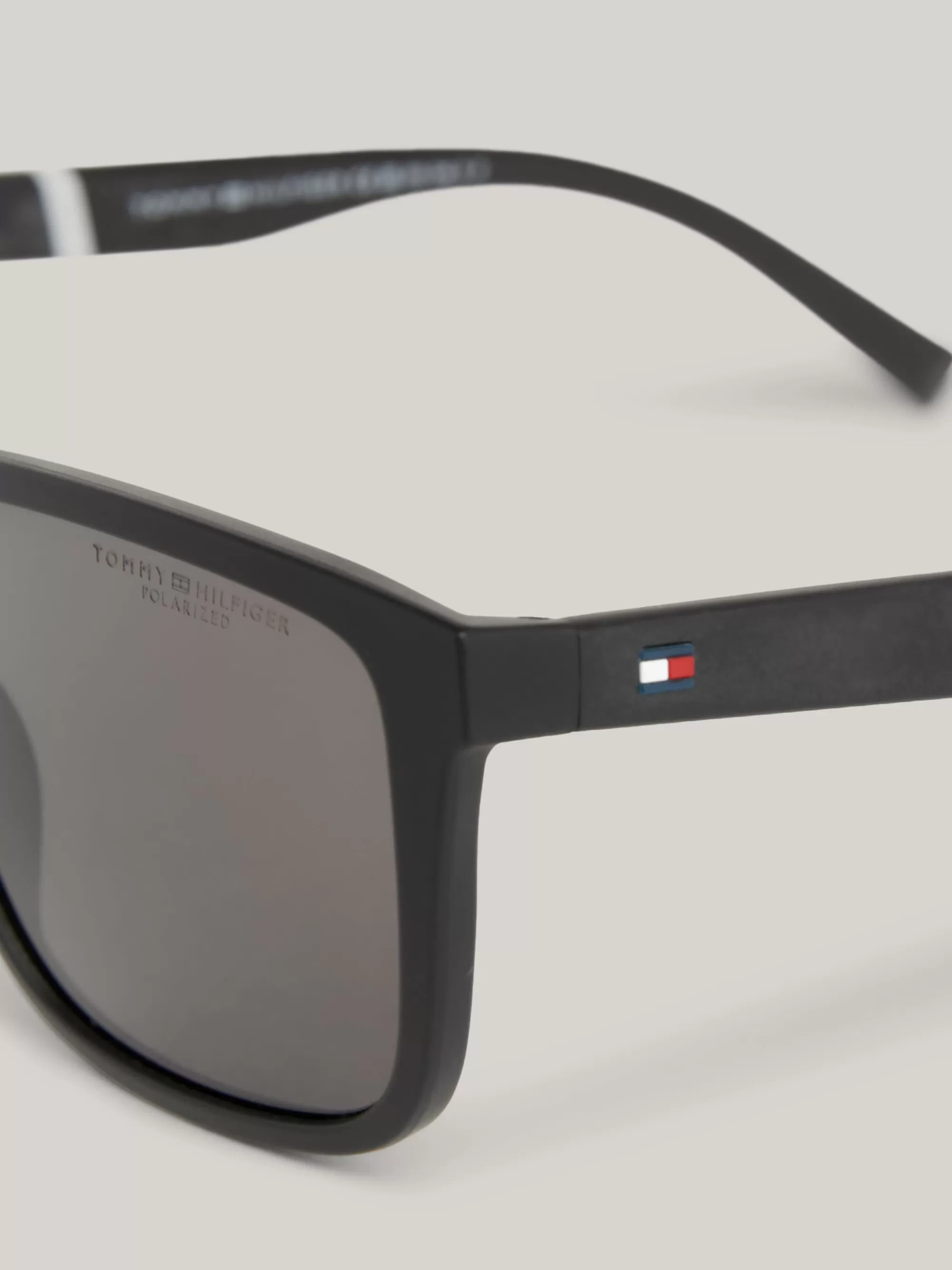 Zonnebrillen*Tommy Hilfiger Vierkante Zonnebril Met Polo Piquétextuur MATTE BLACK
